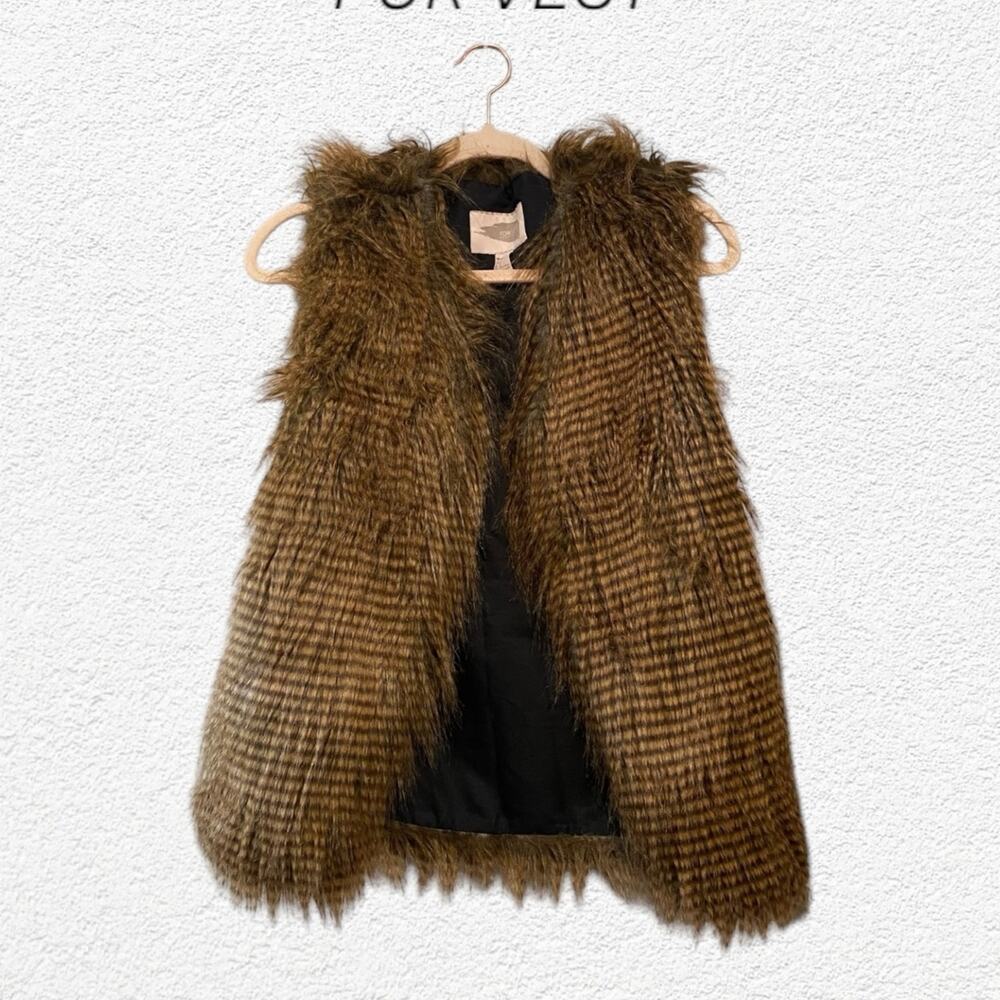 Forever 21  Women's Contemporary Fur Sleeveless Vest Size Small
